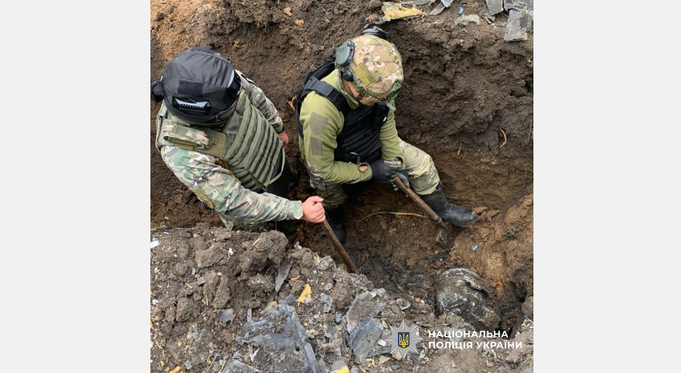 Сантиметр за сантиметром: на Кировоградщине вручную доставали боевую часть дрона РФ – фото