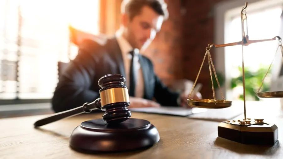 У Британії адвоката звинувачують у відмиванні грошей — його судитимуть разом із бухгалтером
