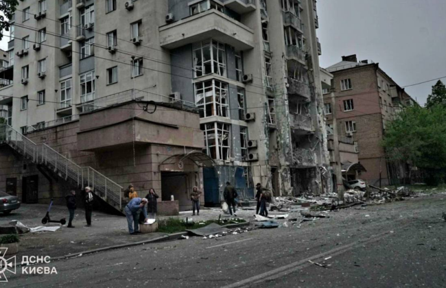 Киев под ударом: ночная атака РФ повредила жилые дома, 11 пострадавших, фото последствий