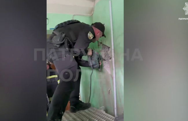 В Киеве патрульные спасли мужчину, который застрял в вентиляционной шахте многоэтажки, видео