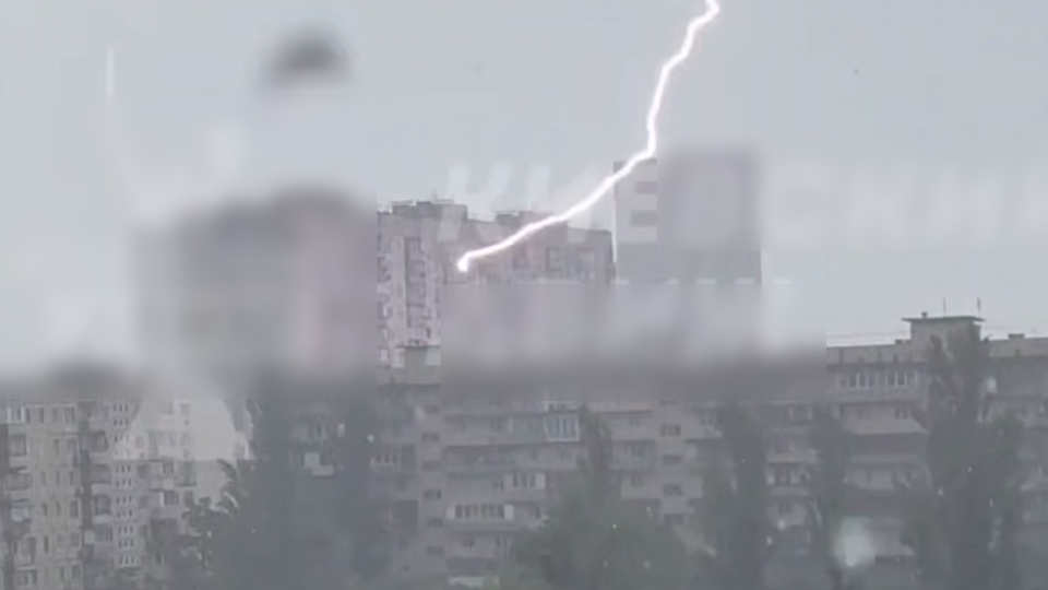 В Киеве на Оболони молния попала в окно многоэтажки, видео