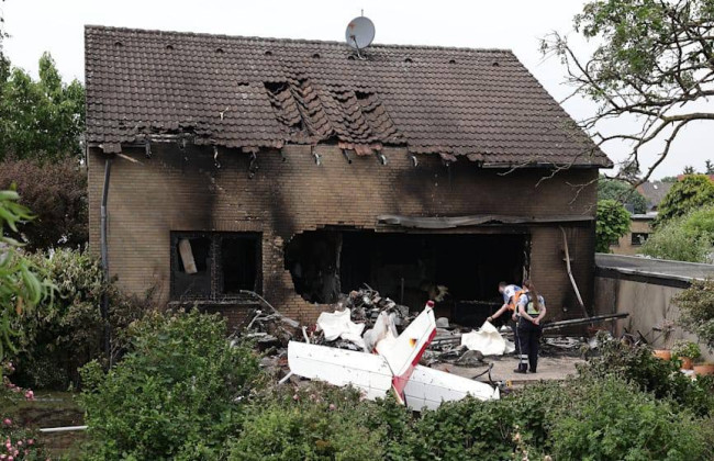 У Німеччині літак, яким керувала 71-річна жінка, впав на житловий будинок — є загиблі, фото
