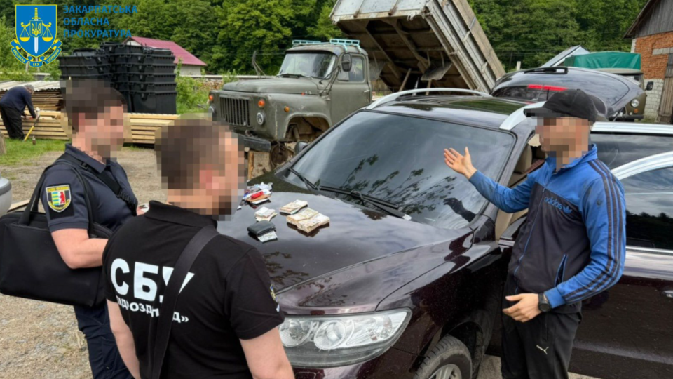 Вимагав 200 тисяч гривень за вирішення земельного питання — на Закарпатті підозрюють голову селищної ради
