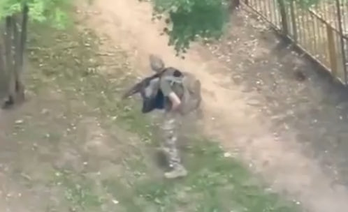В Харькове мужчина в военной форме устроил стрельбу возле детской площадки – видео