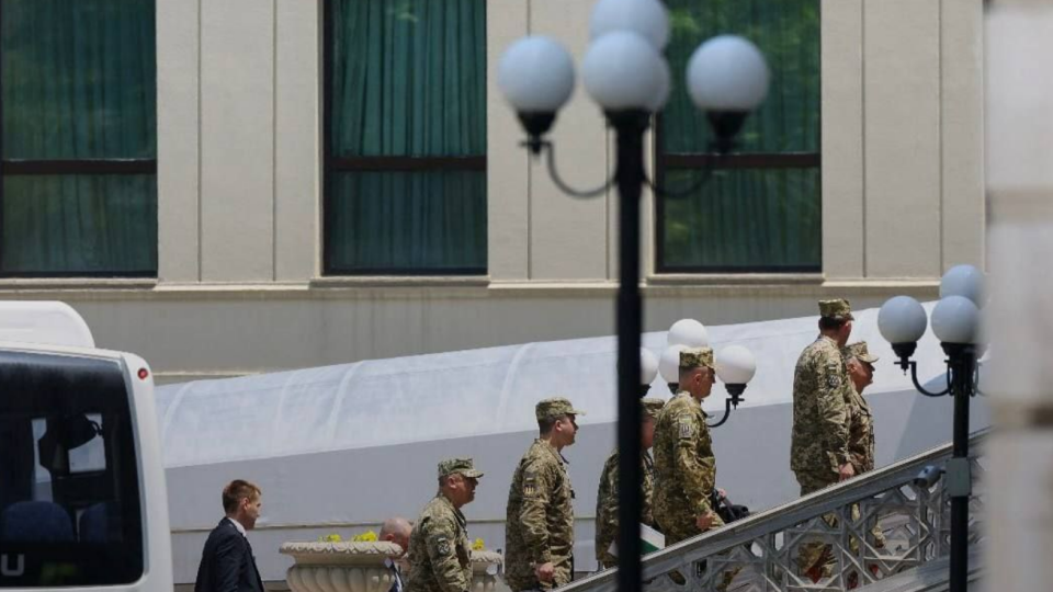 Делегации Украины и РФ прибыли во дворец Чираган в Стамбуле для проведения переговоров, видео