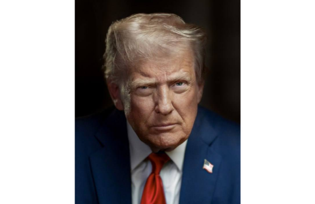 Белый дом показал новый официальный портрет Дональда Трампа – видео