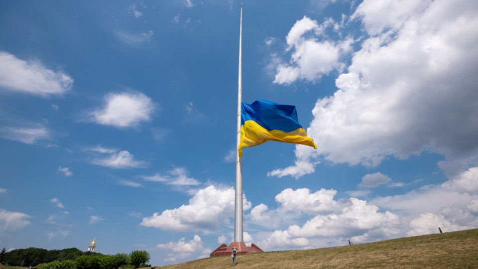 У Києві тимчасово знімуть найбільший прапор України для техобслуговування флагштока