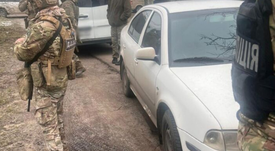 Суд конфисковал автомобиль, на котором женщина наехала на полицейского, когда вывозила мужчину от работников ТЦК