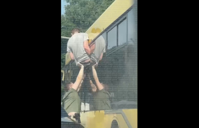 В Киеве на мосту Патона мужчина через окно попытался сбежать из автобуса ТЦК – видео
