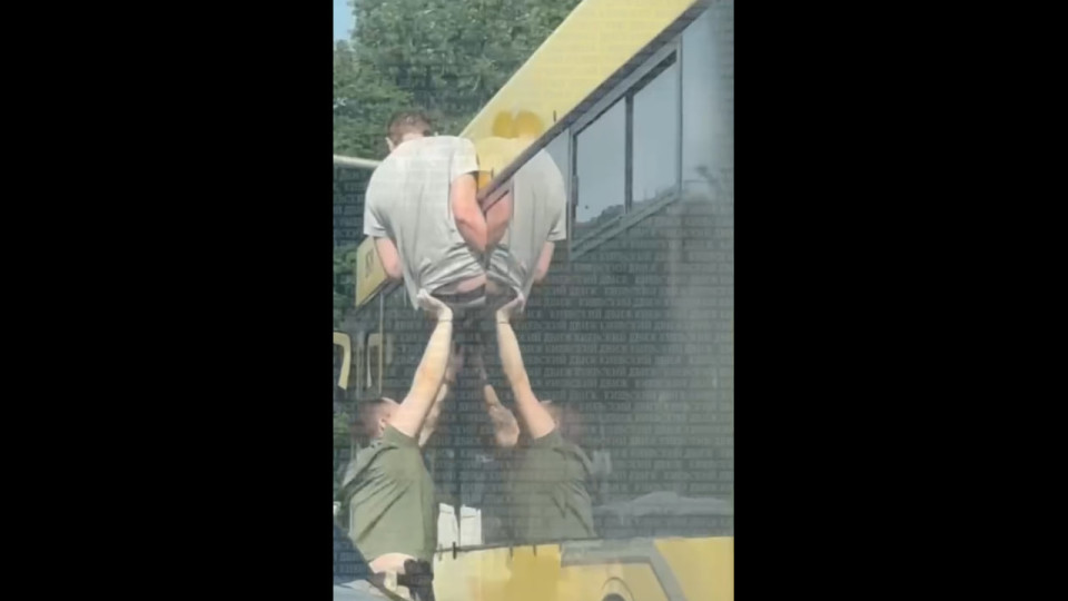 В Киеве на мосту Патона мужчина через окно попытался сбежать из автобуса ТЦК – видео