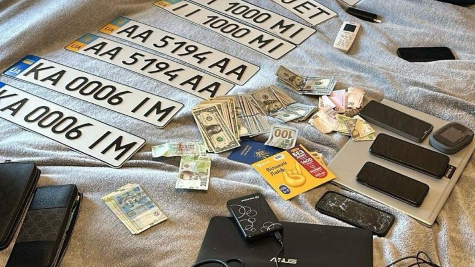 У Києві викрили схему продажу «красивих» номерних знаків за $3500