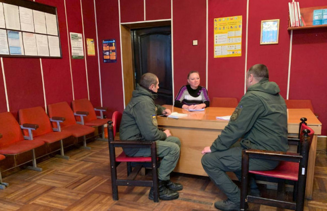 Администрация колонии должна будет не позднее 24 часов дать осужденному возможность сообщить защитнику о наложенном взыскании
