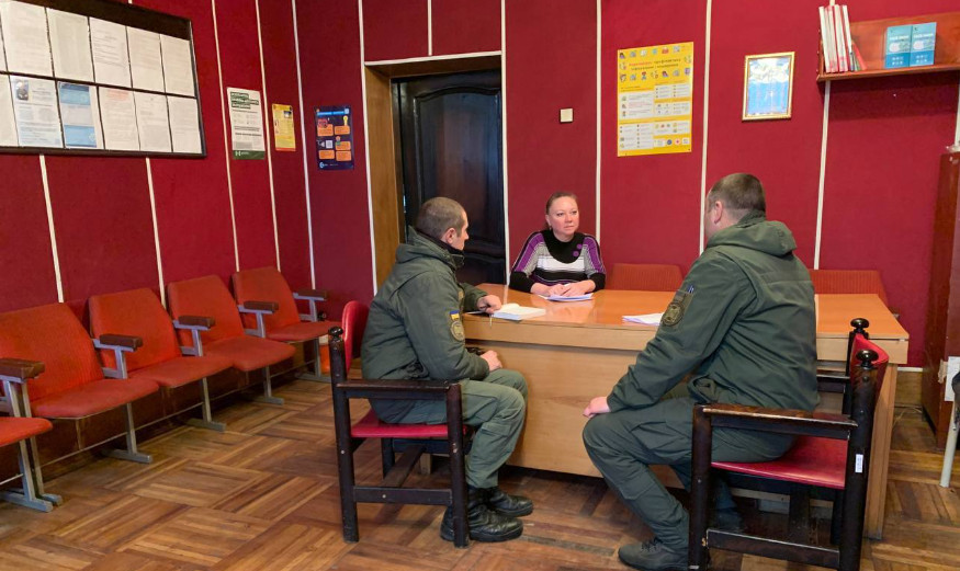 Администрация колонии должна будет не позднее 24 часов дать осужденному возможность сообщить защитнику о наложенном взыскании