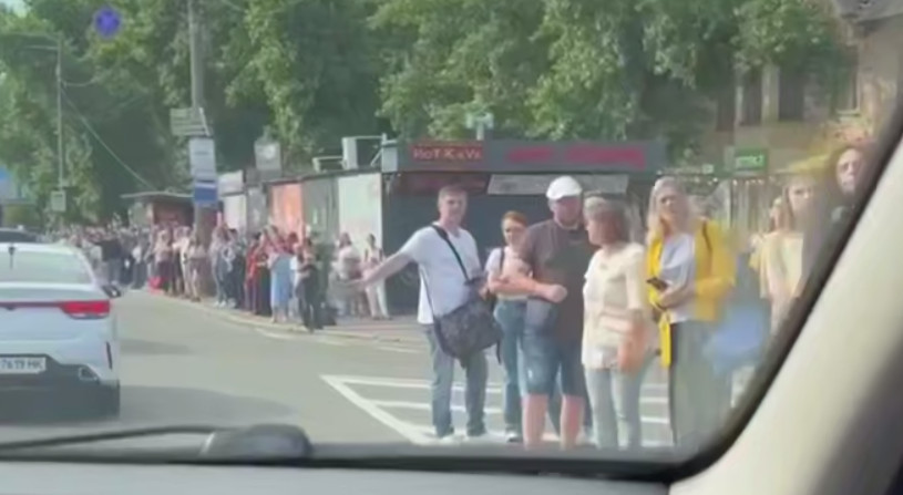 Черги на зупинках та «космічні» ціни на таксі — відео транспортного колапсу у Києві