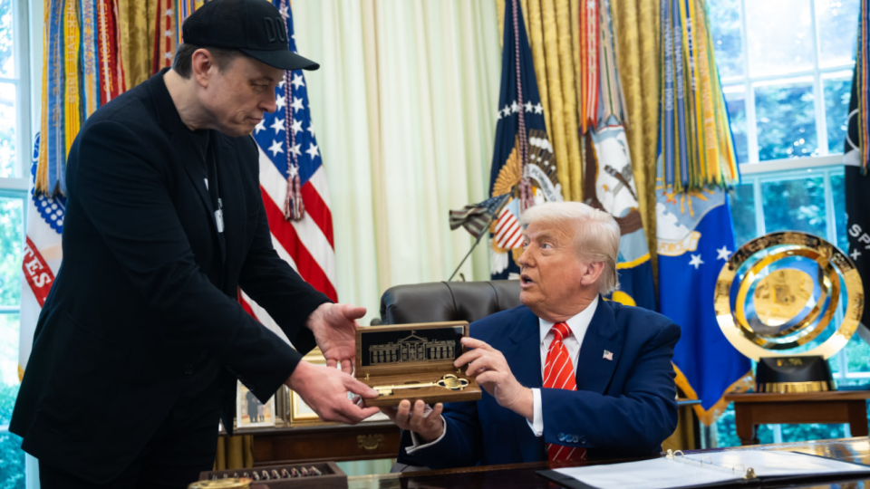 Ілон Маск видалив пост про те, що Дональд Трамп згадується в документах у справі Джеффрі Епштейна