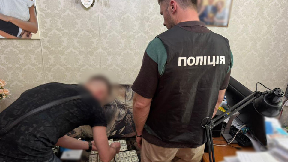 Меддокументи за $3 000 – у  лікарні Одещини затримали «невідкладного корупціонера»
