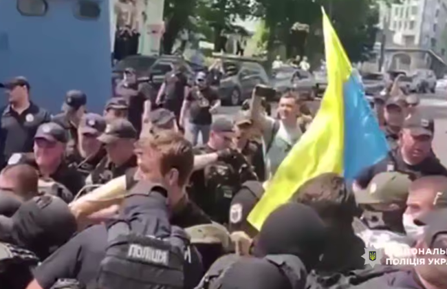 В Киеве военнослужащий ударил полицейского протезом по голове, видео