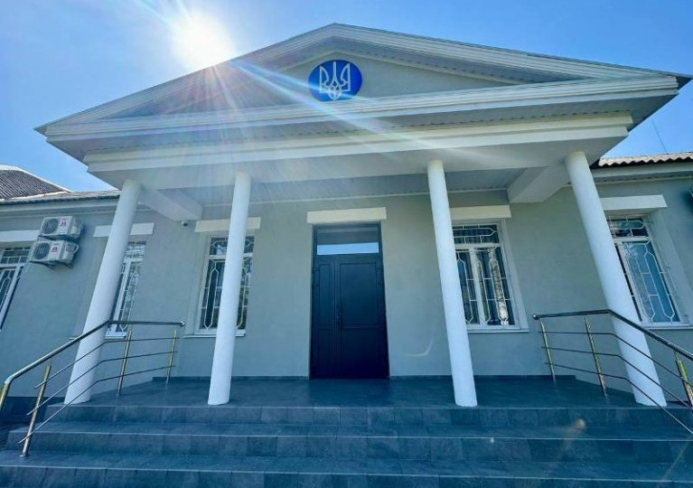 На Київщині в суді розглядають справу російського військового, який обікрав людину під час тимчасової окупації