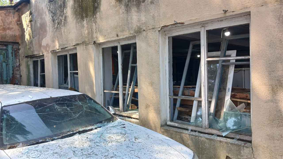 Одесская киностудия получила повреждения из-за атаки шахедов — уничтожены декорации к фильму «Довженко»