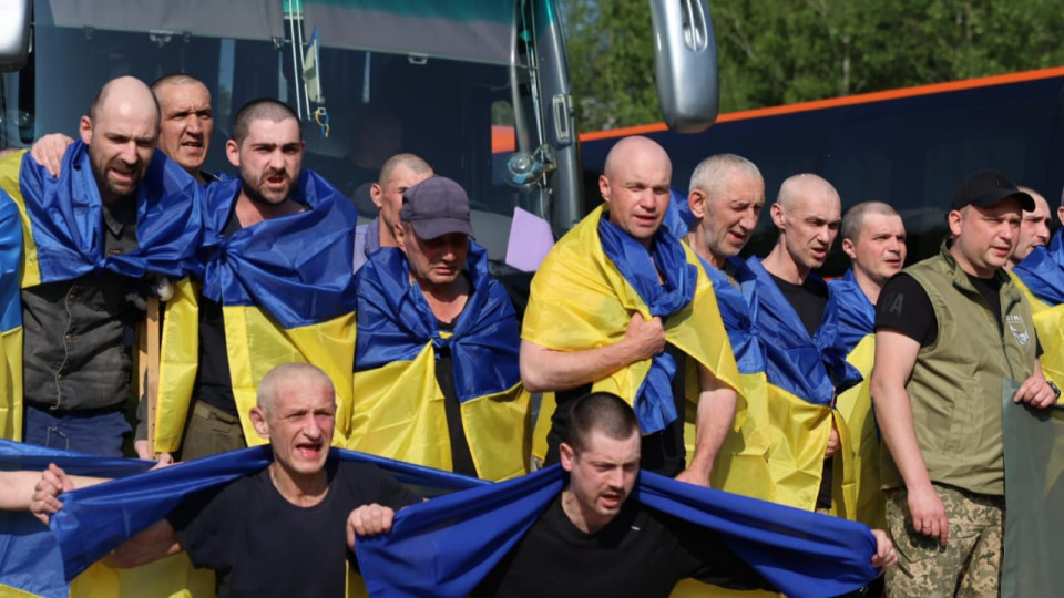 До України з російського полону повернулися важкопоранені захисники, фото