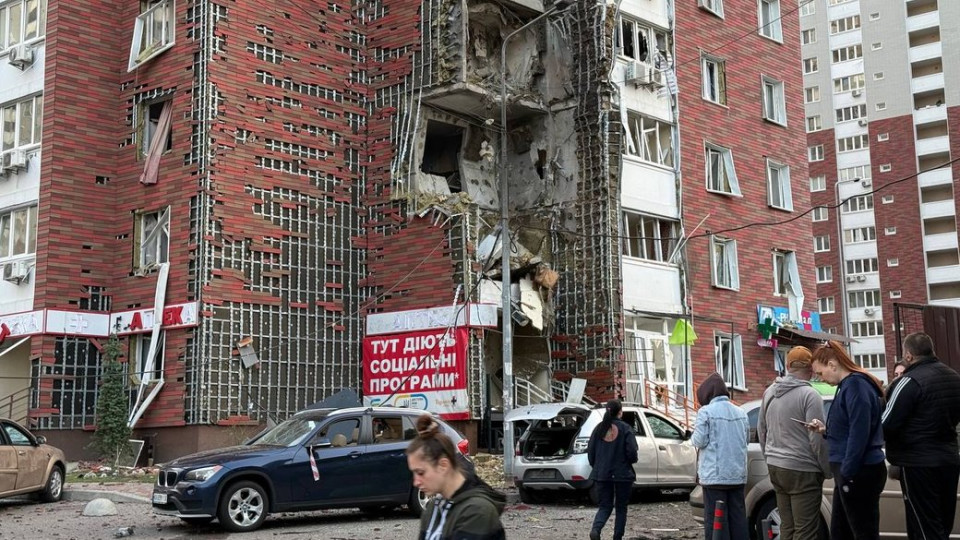Семь районов Киева получили повреждения в результате массированного обстрела: для тушения пожаров привлекли вертолет, видео