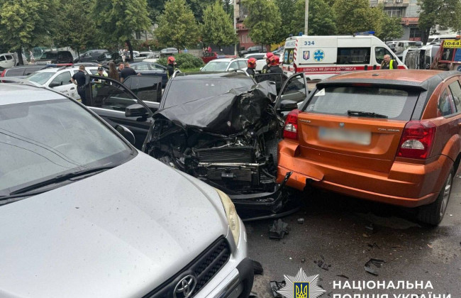 В Голосеевском районе Киева столкнулись четыре автомобиля — микроавтобус перевернулся, фото