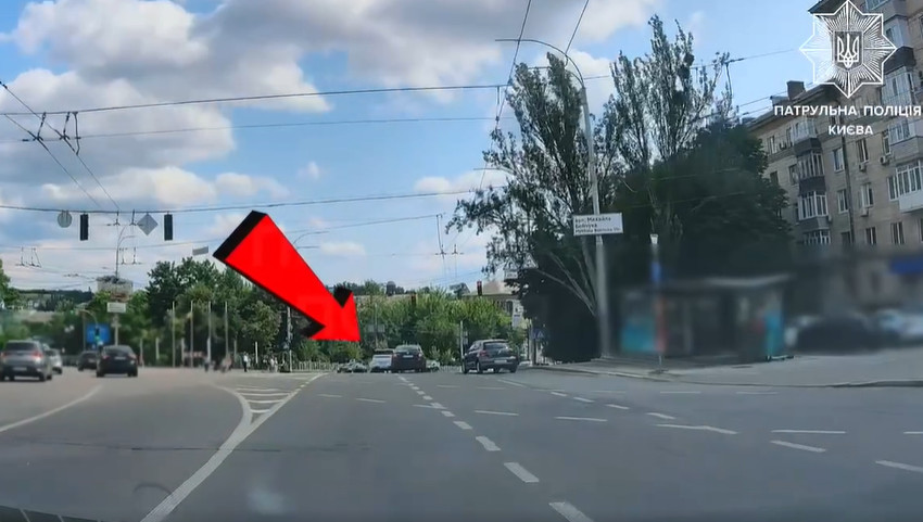 В Киеве наказали водителя Range Rover, который проехал перекресток на красный свет — видео
