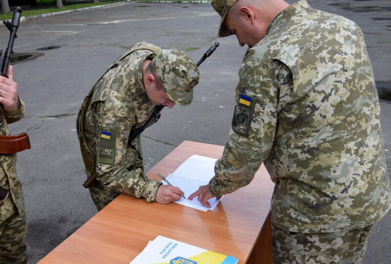 Военнослужащих-контрактников, которые после перевода откажутся от контракта, будут считать мобилизованными по призыву – законопроект