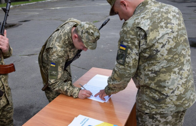 Військовослужбовців-контрактників, які після переведення відмовляться від контракту, будуть вважати мобілізованими за призовом – законопроект