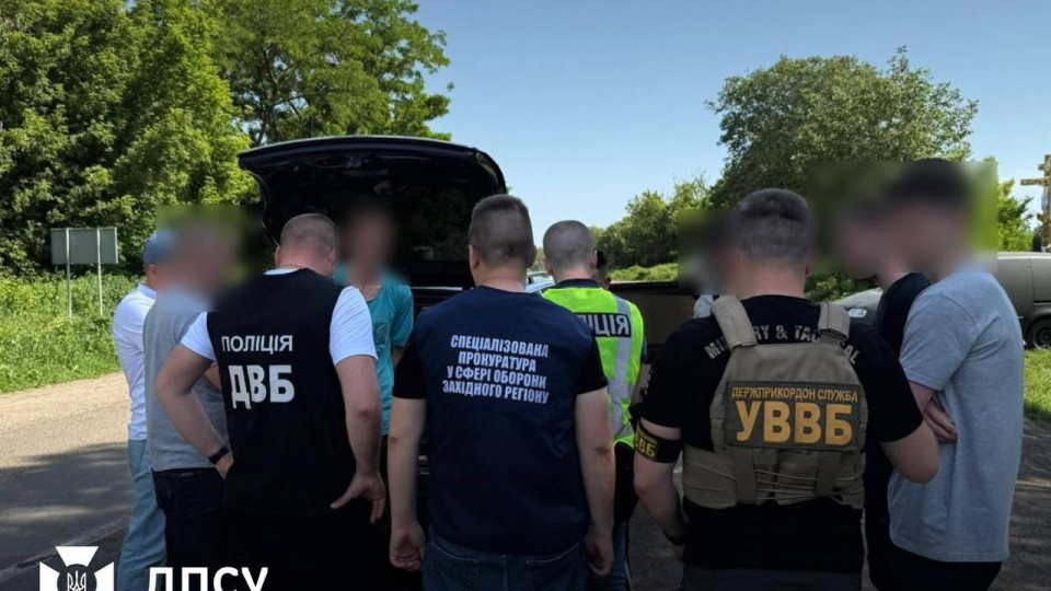 На Буковине задержали мужчин, которые предлагали взятки пограничникам за побег за границу