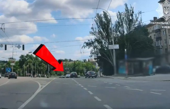 У Києві покарали водія Range Rover, який проїхав перехрестя на червоний сигнал світлофора — відео