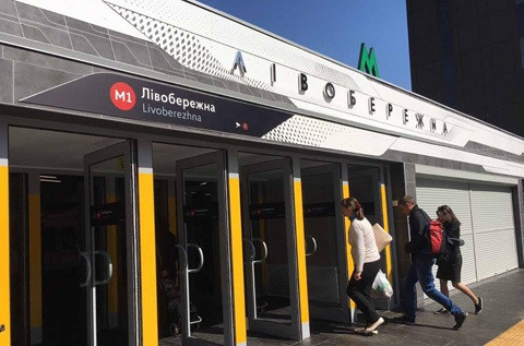 В Киеве подросток украл камеры видеонаблюдения с кафе на станции метро Левобережная, видео