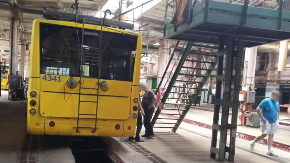 У Києві в тролейбусному депо слюсар впав з висоти – судитимуть інженера