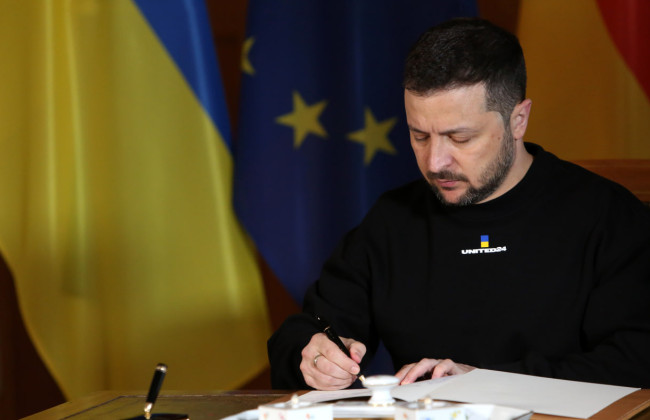 Зеленський підписав зміни, які дозволяють військовослужбовцям 18-25 років отримувати вищу освіту без відриву від служби