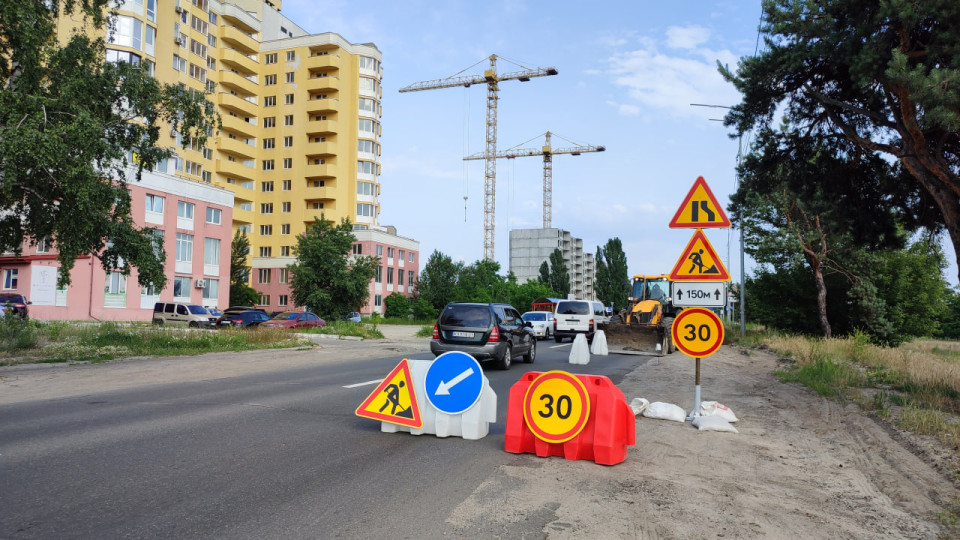 В Киеве обустраивают безбарьерный светофор на перекрестке в Дарницком районе