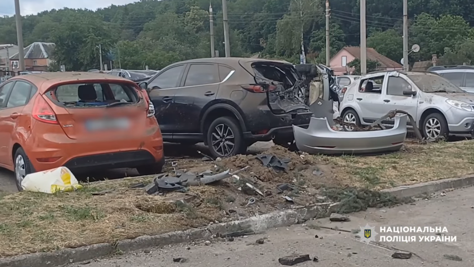 У Полтаві Tesla влетіла у парковку: п'ять людей в лікарні, 7 авто пошкоджено, відео