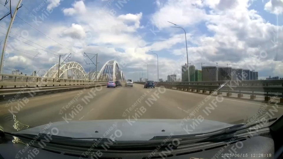 Маневры на дороге закончились ДТП – видео аварии на Дарницком мосту