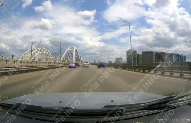 Маневры на дороге закончились ДТП – видео аварии на Дарницком мосту
