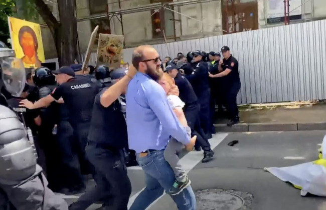 В Молдове священники и верующие с иконами и крестами попытались прорваться к маршу в поддержку ЛГБТ – произошла стычка