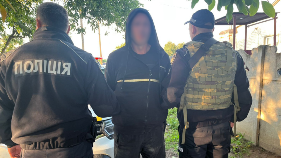 На Чернігівщині чоловік з пістолетом та гранатою погрожував поліцейським вбивством