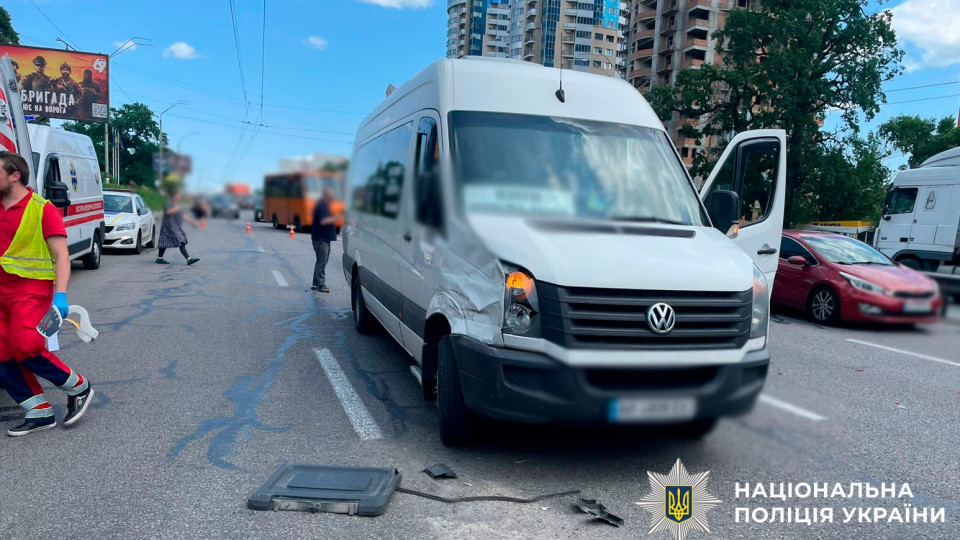 У Києві в ДТП постраждали діти — зіштовхнулися два мікроавтобуси та причеп