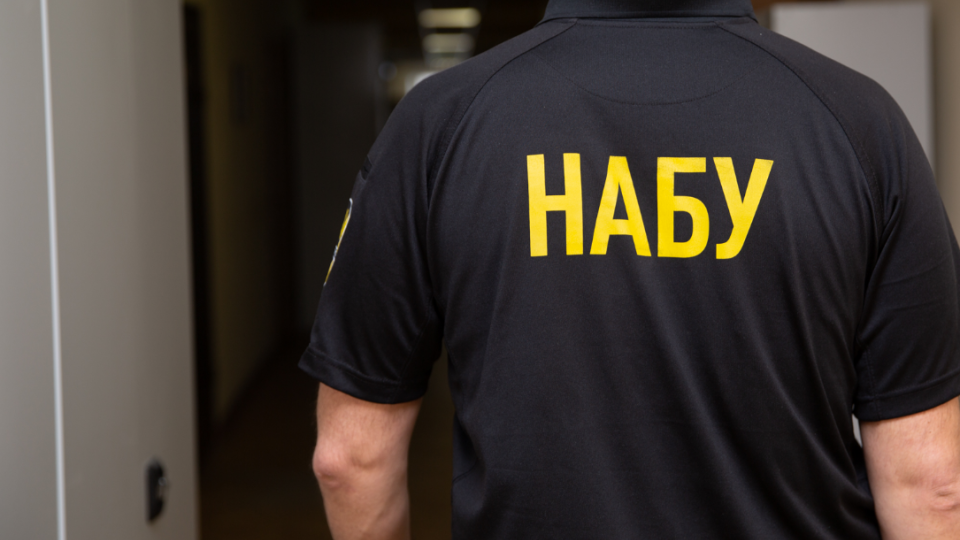 Адвокату и мужчине, которого он представлял, сообщено о подозрении в попытке подкупа судьи