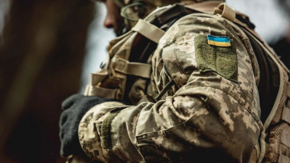 Во Львовской области мобилизованный выпрыгнул из грузовика по дороге на полигон — мужчина находится в коме