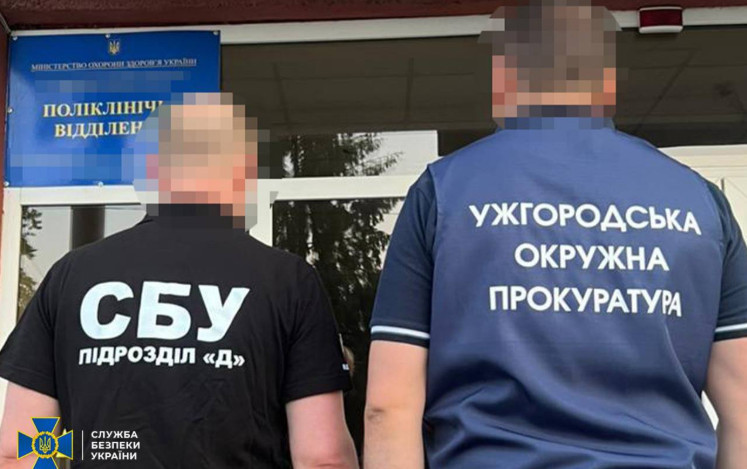 На Закарпатье задержали врача ВВК, который за деньги помогал уклонистам избежать мобилизации