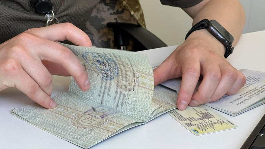 Право на зняття з обліку військовозобов'язаних мають особи, які вже вибули за межі України, а не ті, що збираються – Верховний Суд