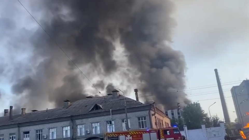 В Дарницком районе Киева до сих пор сильный пожар после ночных обстрелов, видео