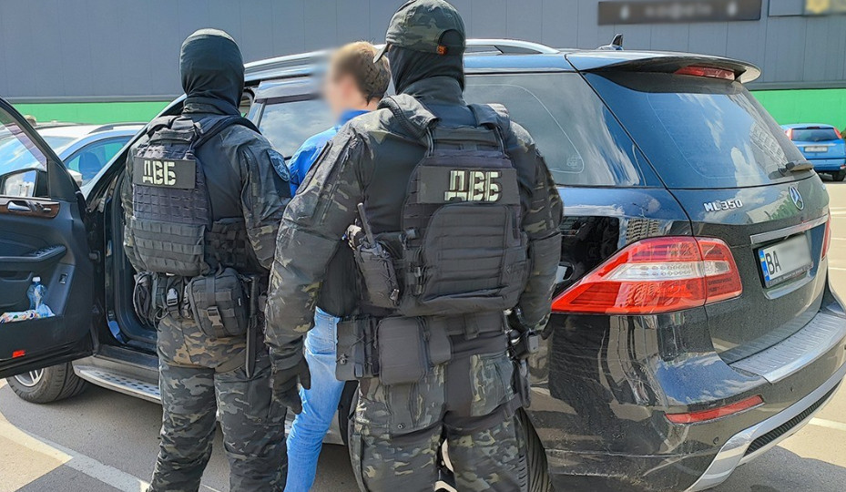 В Киевской области задержали дельца, который обещал уклонистам снятие с розыска ТЦК и работу с «бронью»