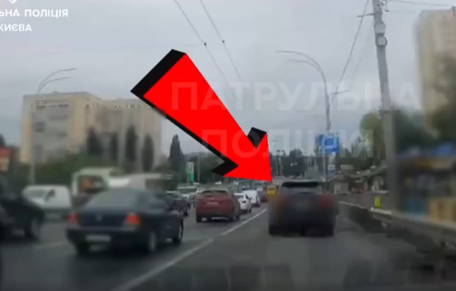У Києві покарали водія BMW, який проїхався по смузі громадського транспорту — відео