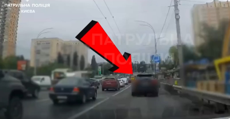 У Києві покарали водія BMW, який проїхався по смузі громадського транспорту — відео