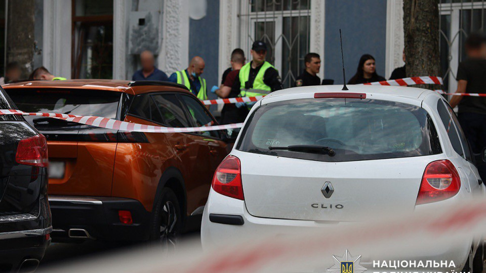 В Житомире прямо на улице мужчина застрелил экс-жену и совершил самоубийство